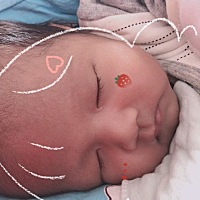 最近晚上出去吃了两次饭 宝宝太小 晚上不能带出去 所以就放在家里 不知道是晚上的原因 还是她认人了？就...