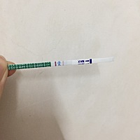 姐妹们可以帮忙看一下吗？刚测的时候颜色比照片还浅一点，上次姨妈是29来的，已经连续胸部涨痛十多天，...