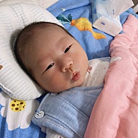 每次看到你对妈妈笑，妈妈都好满足好开心，虽然要熬夜要亲喂但是看到你还是很幸福。