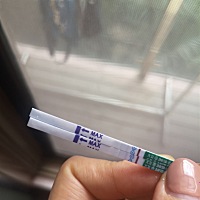 麻烦亲们看到，帮我判定一下是不是怀孕来，连测两天都是那么浅，月经不是很准，已经推迟6天了。