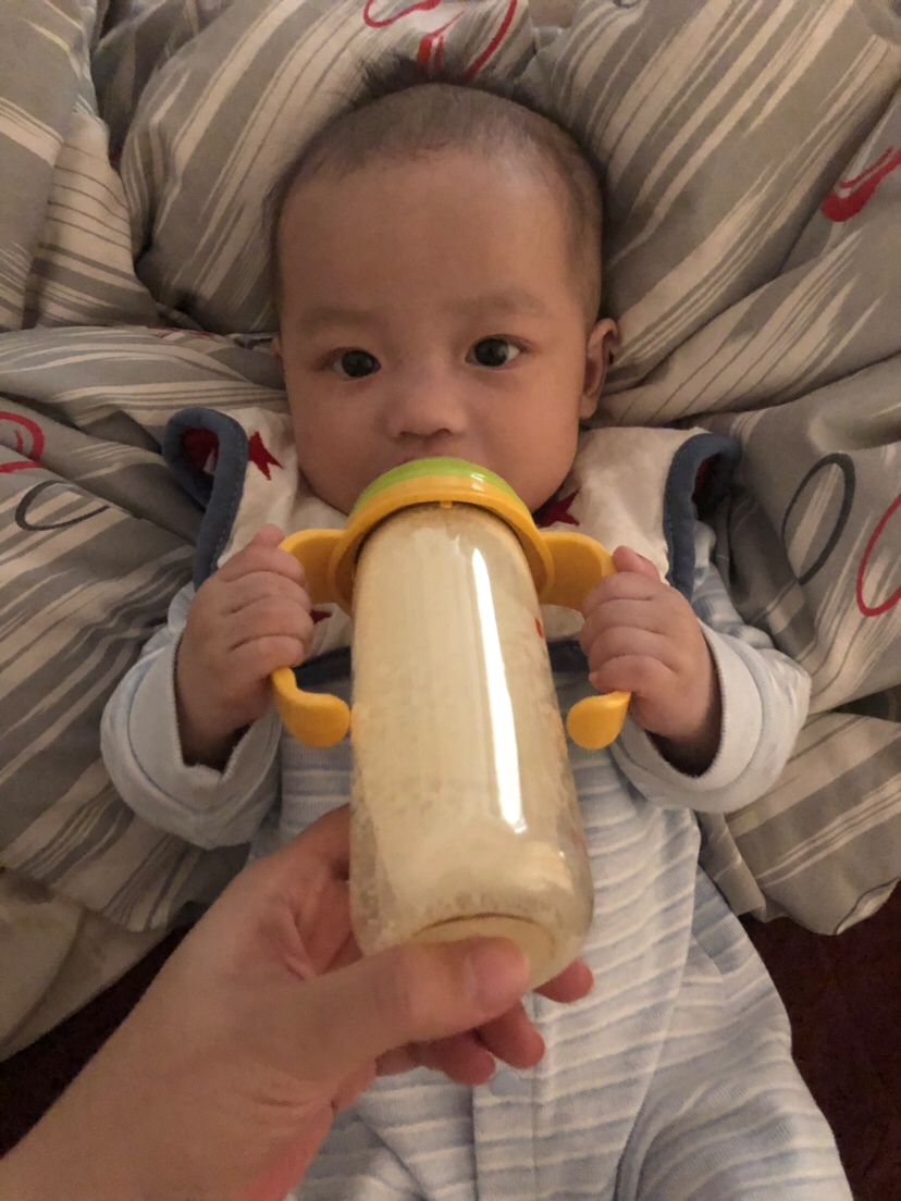 4個半月，已經會自己端奶瓶喝奶奶了，但還需要媽媽稍微扶著