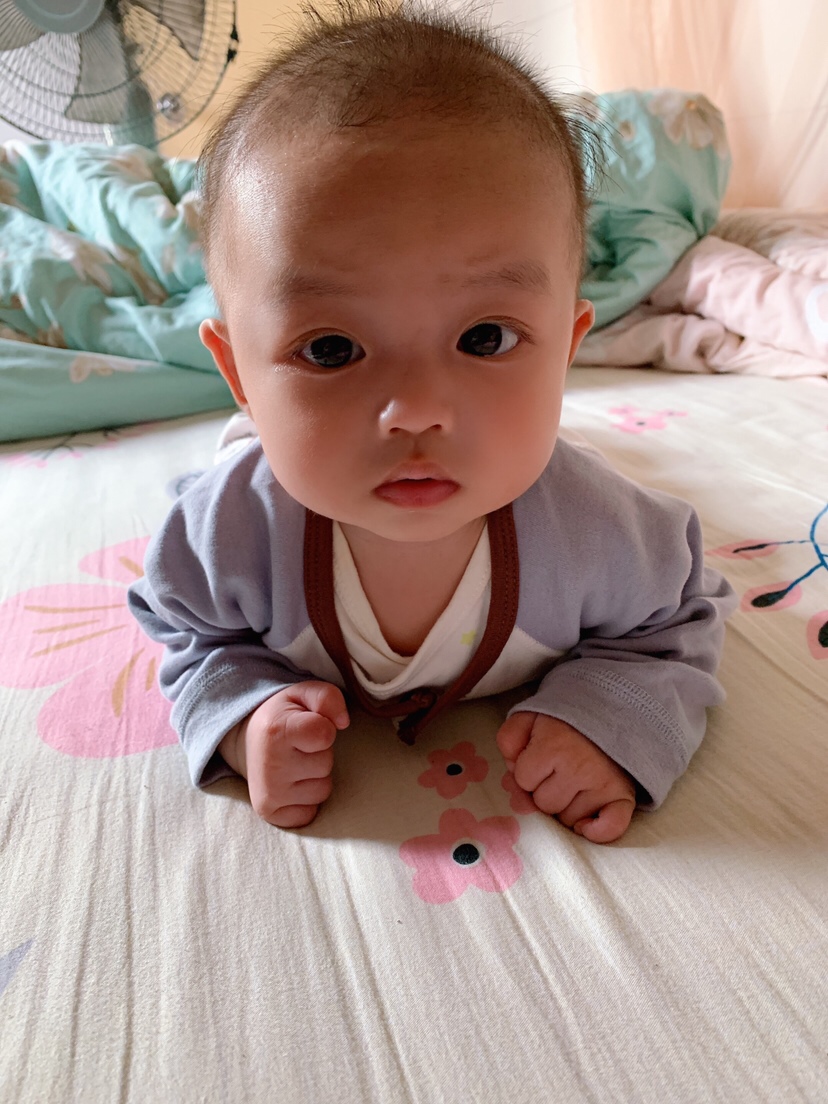 ‘我現在趴得很穩啦，會翻滾，媽媽要隨時看著我，否則我會滾下床喔’