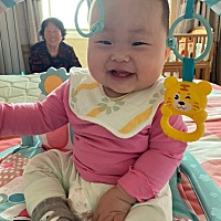 高兴了就拍手，自己高兴的摇头，哈哈，怎么能这么可爱到爆的娃娃！