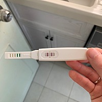 今天起来想着这几天应该来姨妈了，但是不知道为什么前几天开始就有点要怀孕的预感，突发奇想先测了个排...
