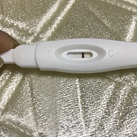 早上一条红色一条白色的，放了一会白色变成浅红色了是怎么回事？