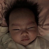 昨晚睡觉 突然笑出声￼😃 出生后第一次笑出声哈哈 声音甜甜的￼￼￼ 很爱很爱你😘😙