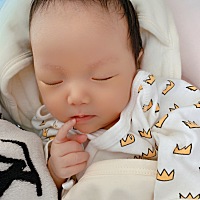 来个九宫格，记录一下满月 .磨人的小妖精 这几天闹人了，说是生长痛。 老母亲我严重缺觉。