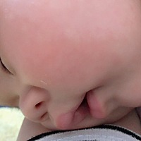 因为武汉肺炎，孩子一出生🐣奶奶就抱回家没敢在医院呆。而且剖腹产又住了几天院才回，期间没有有效开...