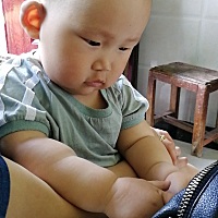 臭宝宝妈妈都快抱不动你了