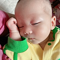 大宝10岁，吃奶3个月，断奶喝奶粉。生完二宝第三天下奶，二宝不吸我乳头，只认奶瓶，涨的胸疼，吸奶器吸...