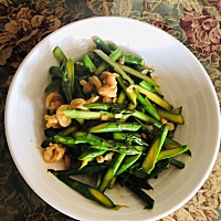这两天胃疼，跟老公说喝粥吃青菜。下午看见老公在厨房忙碌的背影有一分钟心疼，于是说了句“老公，芦笋...