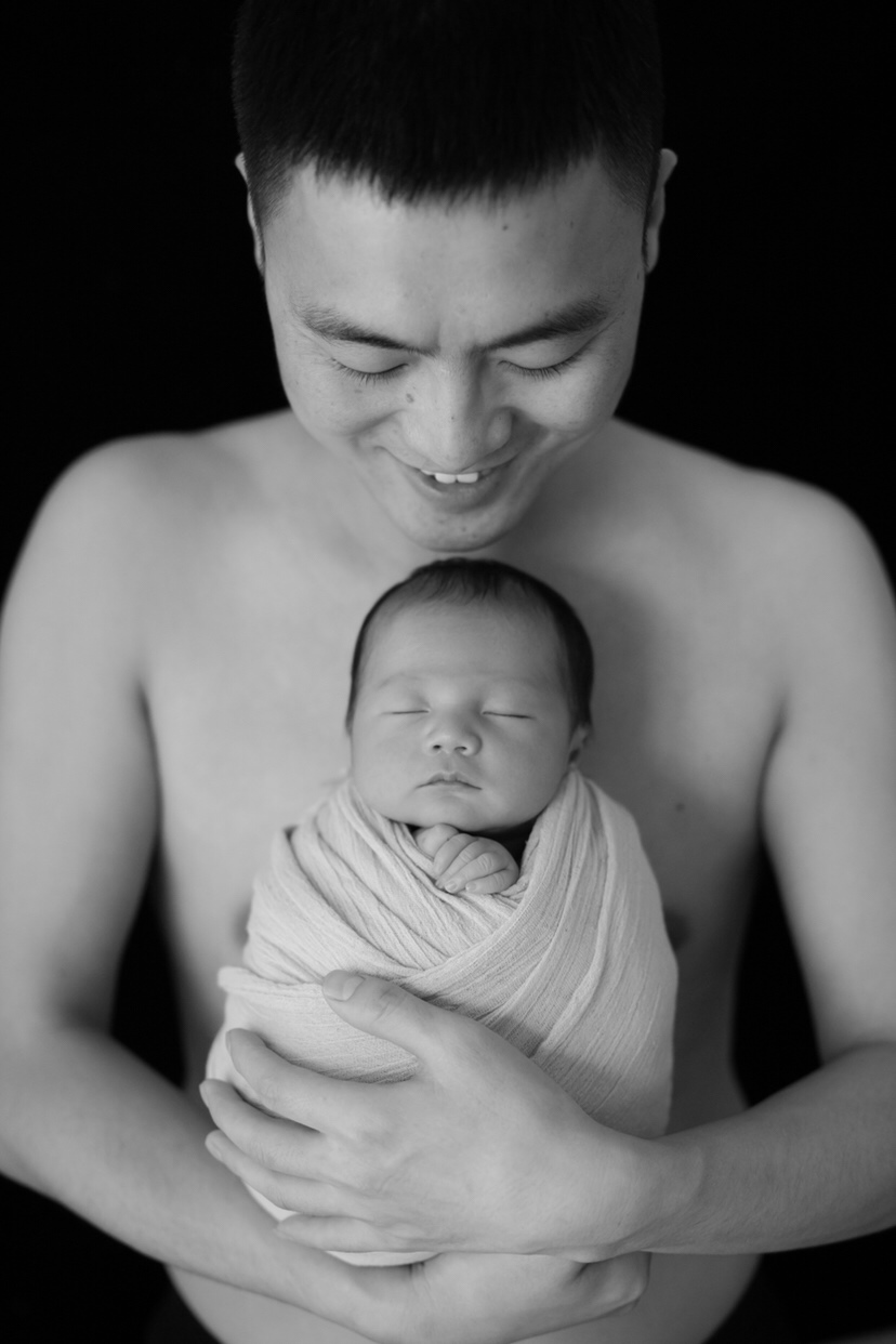 这是我跟我的憨逼爸爸，妈妈刚生完我，觉得自己形象不好，没有跟我合照。妈妈说整个孕期跟月子里爸爸辛苦了，要无限的包容妈妈的怀脾气，还要陪妈妈，还要不断提升厨艺，给妈妈做各种好吃的。