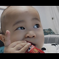 这一天天可厉害呢  拿啥也吃  给个小汽车  拿过去就吃 左啃啃右啃啃的  跟个小仓鼠似的  可爱到炸  👍...