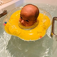 哥给公婆定了酒店的套房，里面有个大浴池🛁，婆婆给浴缸做好消毒工作，公公买了泳圈给冬宝游泳，哈哈...