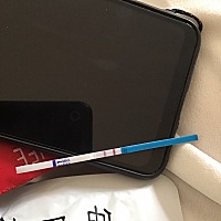 月经推迟五天，测出双杠，但是下边有褐色液体，怎么办，什么情况