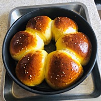 学习面食的坎坷路，今天学到了两样，面包揉膜揉到手腕快断掉，包子要包有汤汁的馅可以包出小啾啾就不容易漏