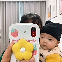 特别爱拍照的宝宝，手机一拿他就能准确的找到镜头