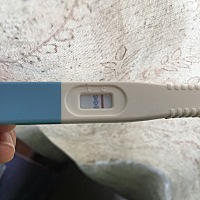大家帮我看看这是有了吗？姨妈推迟四天，早上刚测的，眼镜都快看瞎了😂