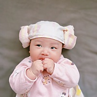 两个月的宝宝，纯母乳喂养，白天一个半小时就要吃一次奶！晚上也得三次夜奶，早晨四点半准时醒，简直心...