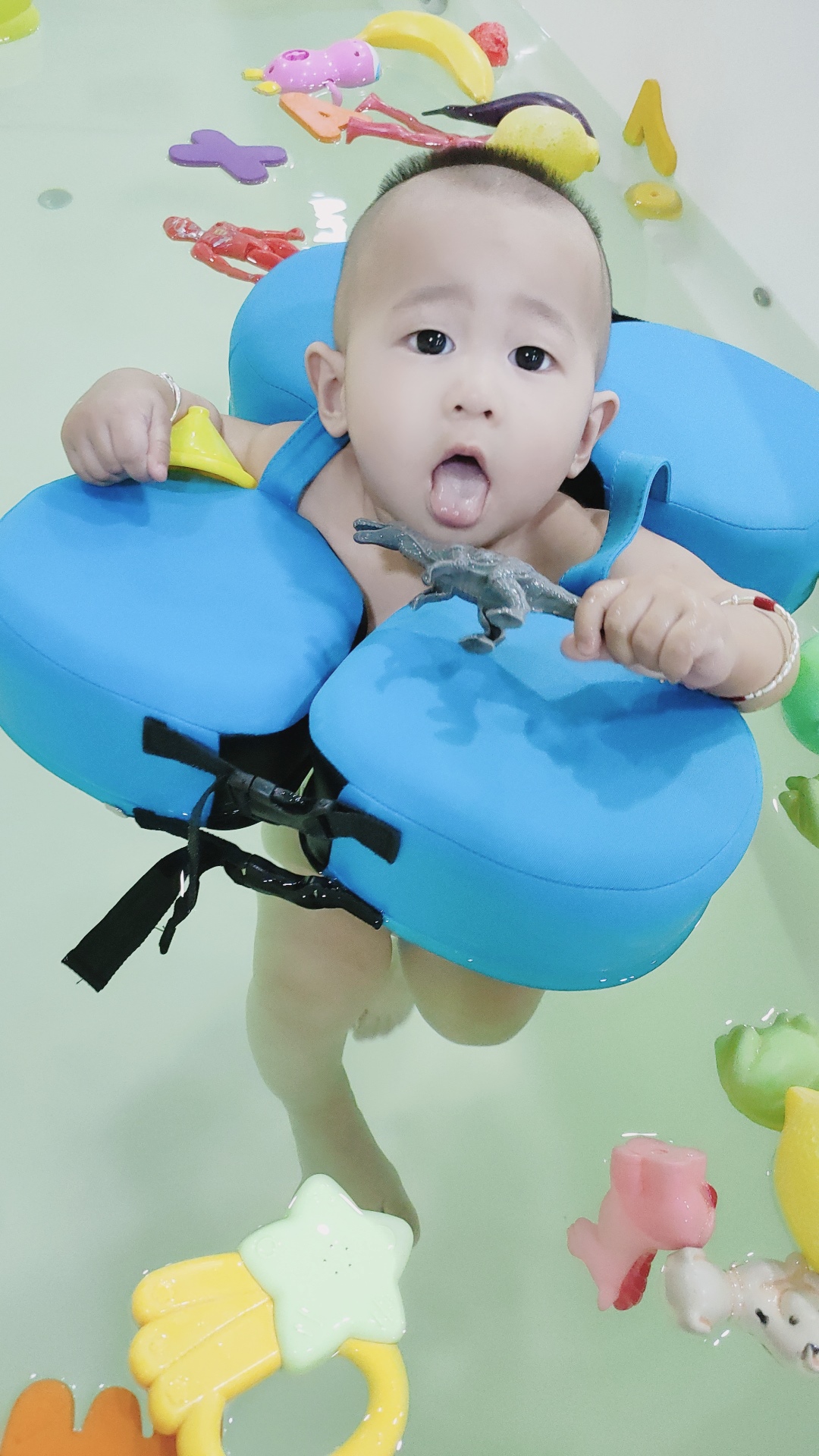 看妈妈 我拿到一个恐龙   又准备要吃了  👶