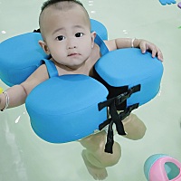 今天阳光明媚  儿子睡醒 吃完奶   领着他去游泳  👍👍👍 小伙子 适应能力挺强啊   刚下水就开始玩...