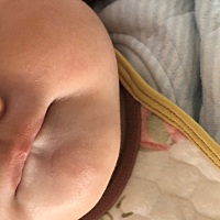 宝宝4个月19天最近总爱上嘴唇包着下嘴唇，还有母乳喂养时明很饿，但是吃两口就往另一侧扭头看看再吃两口...
