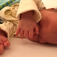 今天一整天吃饱就睡。当妈不容易，不睡担心￼他哪里不舒服，睡的多也担心😀