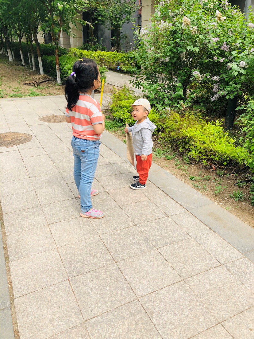 儿子和院子里别人家的姐姐