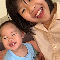 你因姐姐而来，看到你们的姐弟情缘深厚，每天房门一打开，熟睡的你都会兴奋的抬起头来，看到是姐姐来了...