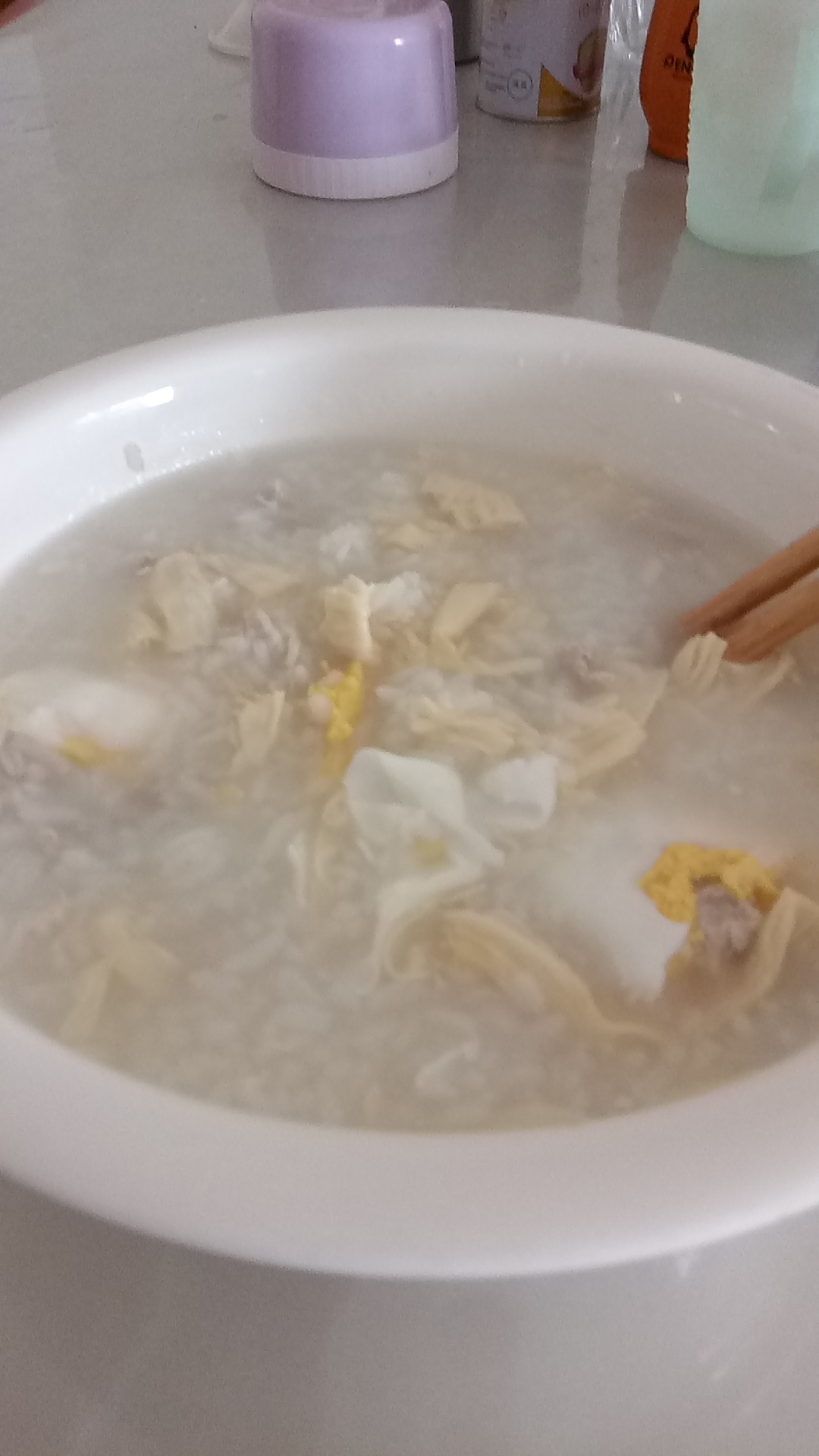 这是把水烧开，放上鸡蛋，腐竹瘦肉，米饭。月子餐。