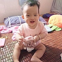 昨天发现小猪猪下排的两颗门牙冒出了点小牙出来了