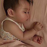 宝宝八个月整那天会叫爸爸 这些天  总是拉着我先生的胳膊 不停地喊爸爸要吃的   哪怕一个米粒儿都可以 ...