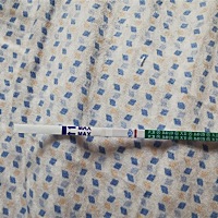 请姐妹们帮忙看看是不是有那么点意念灰？ 现在干了要拿到光线下才能看的到浅浅的印子…