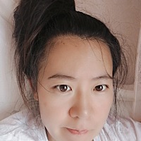 我刚刚就是这个样子出现在电梯间！头发乱糟糟，自己居然没意识到自己是什么鬼样子！还碰到了人！