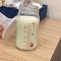 在断夜奶，想让宝宝混合喂养，不喝奶粉的宝宝好苦恼啊。