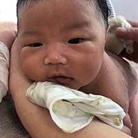 宝宝39天了。一次喝90-100毫升。 白天感觉饿的快呀。有时候2小时又要喝奶了。晚上能睡3小时左右一觉。是...
