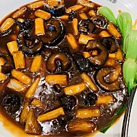午饭老公请客吃葱烧海参😛