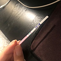 例假推迟了一个礼拜，验孕棒没找到，排卵纸测出来两条杠是啥意思呀
