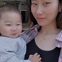 你们孩子纯母乳喂养孩子胖还是瘦？我真的很无奈，我奶水特别好，能喂双胞胎那种，还很稠，我家宝宝吃的...