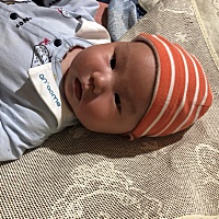爱你宝宝，一天一天健康快乐的长大…… 宝宝最喜欢趴在爸爸身上睡觉，安全感足足的。