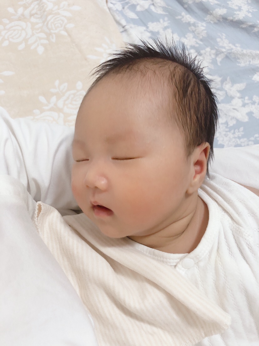 满月啦、从出生的5.5斤长到了9斤，这是妈妈觉得最有成就感的事情🥰