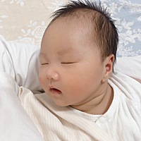 我们满月啦～ 满月啦、从出生的5.5斤长到了9斤，这是妈妈觉得最有成就感的事情🥰 妈妈也从135斤到现在...