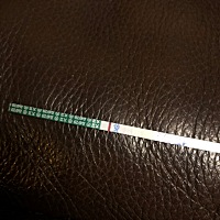 平时月经都会比上个月推迟3-5天，这次推迟了一周多了，晚上胃痛想吃胃药，以防万一还是测一下，隐约看见...
