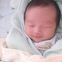 5-11下午宝宝准备从新生儿病房出来了，变化挺大的，白了，帅气了！吃饱就睡，也不闹人！我心里挺欣慰的...