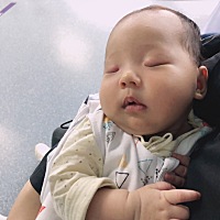 从出生后回家开始睡整宿觉，约晚8点左右睡到早上7点，折腾一会换纸尿裤 喝奶 继续睡到10点左右，好听话...