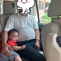 凌晨二点半醒了哭闹不睡，又不是因为饿，爸爸抱来抱去哄到四点左右，我又喂了奶粉，四点半，终于睡着了...