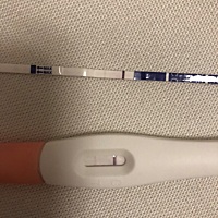 我测了两次，每次都是一边深一边浅浅的一条，请问一下这是怀孕了吗？