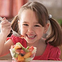 到了吃饭的时间，洗手、系上围兜……再小的孩子，也应该让他知道：吃饭就应该有吃饭的样子。另外，就是...