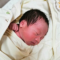因为妊娠高血压，36周提前催生出来了，男宝，5斤3两，住保温箱5天。顺产急产，进产房20分钟左右就生出来...
