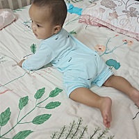 今天晚上，准备让宝贝睡觉了，他本来是躺着，自己翻身趴着，突然又自己返回来了，好厉害哦！四个月零几...